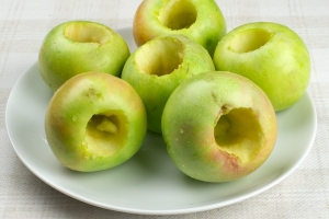 Яблоки хорошо помыть, обсушить, а затем аккуратно вынуть из них серединку.